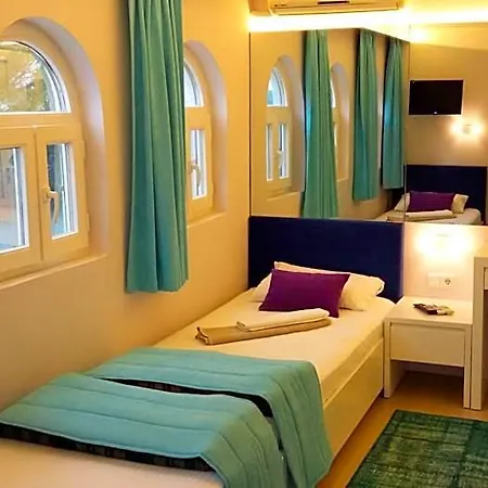 Albatros Hotel *
